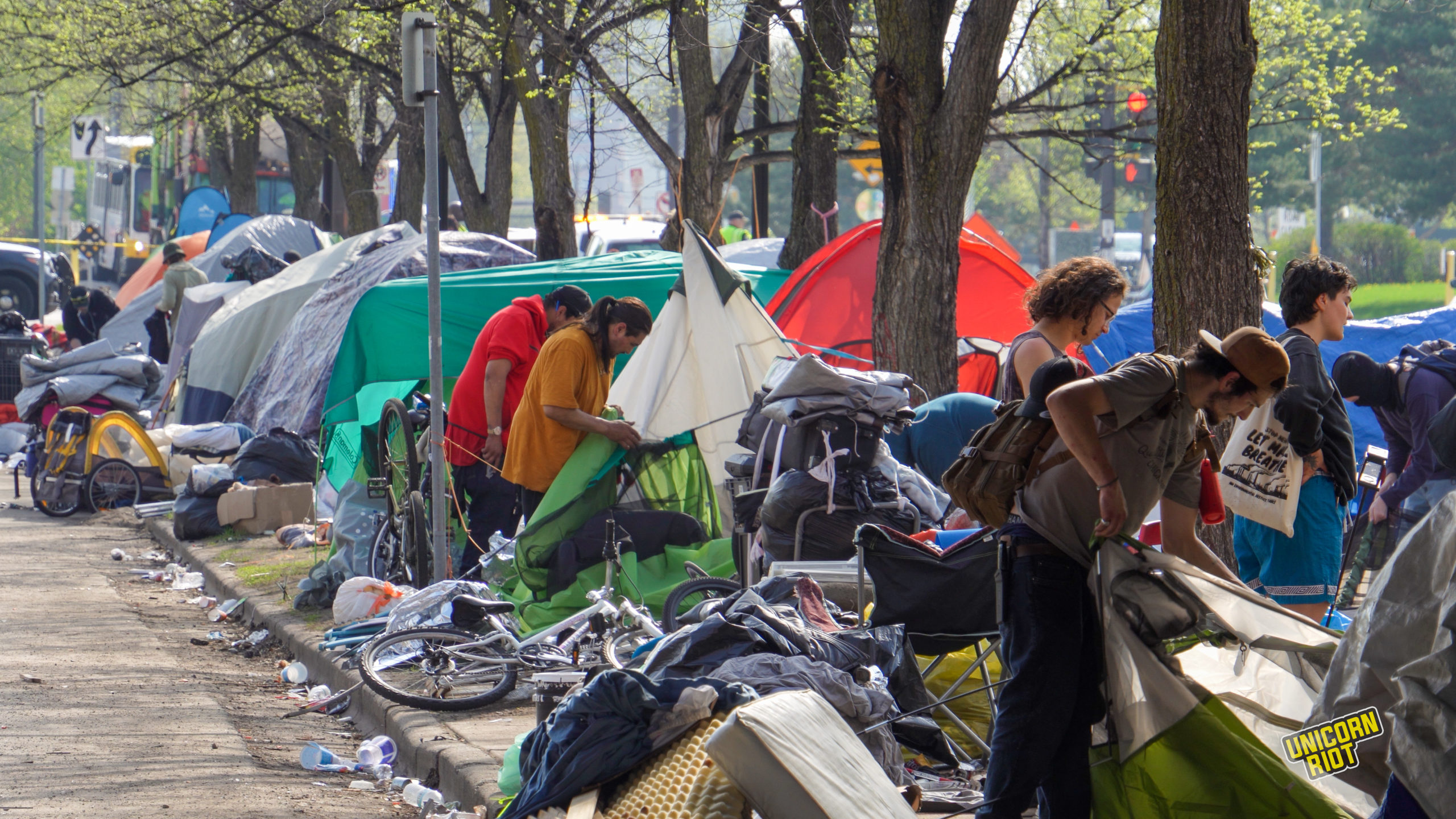 Franklin Avenue Minneapolis, Homeless encampment raided, campers gather their belongings out of their tents